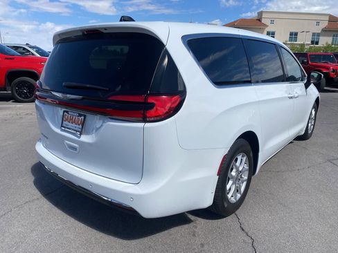 Used 2023 Chrysler Pacifica Touring-L FWD image 7