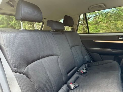 Used 2010 Subaru Outback 2.5i Premium image 24