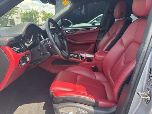 Certified 2023 Porsche Macan AWD/4WD image 5