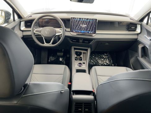 New 2026 Volkswagen Tiguan SE image 17