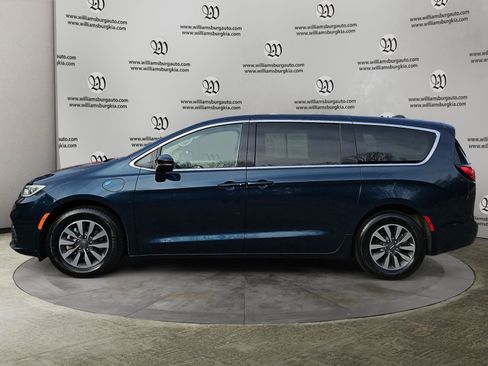 Used 2024 Chrysler Pacifica Limited FWD image 2