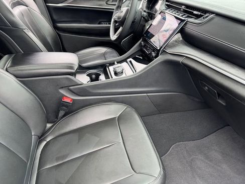 Certified 2024 Jeep Grand Cherokee Limited w/ Black Appearance Package image 19