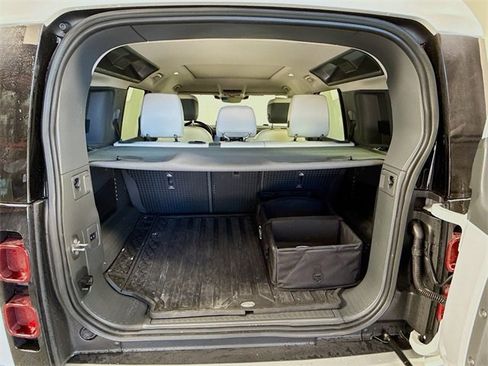 Used 2023 Land Rover Defender 110 SE image 28