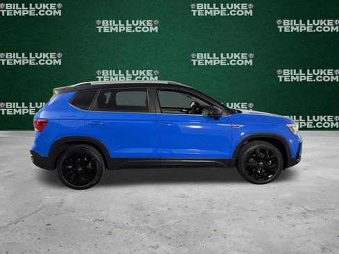 Used 2023 Volkswagen Taos SE w/ Panoramic Sunroof Package FWD image 4