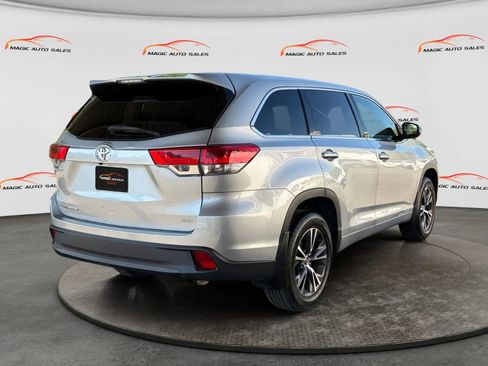 Used 2018 Toyota Highlander LE AWD/4WD image 10