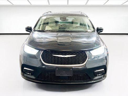 Used 2021 Chrysler Pacifica Touring-L image 2