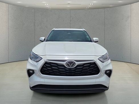 Used 2022 Toyota Highlander XLE FWD image 2
