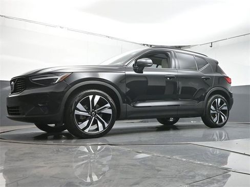 Used 2025 Volvo XC40 B5 Ultra image 36