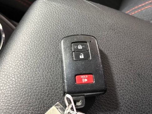 Used 2017 Toyota Tacoma TRD Off-Road image 38