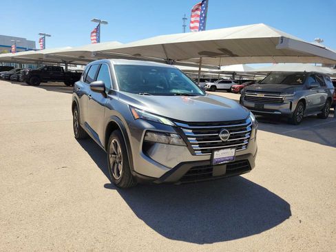 Used 2024 Nissan Rogue SV FWD image 2