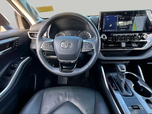 Used 2020 Toyota Highlander Platinum FWD image 6