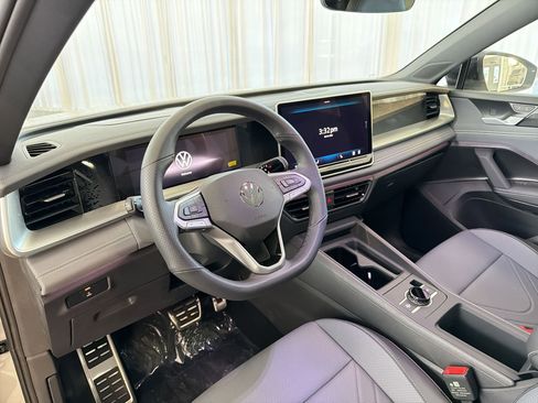 New 2026 Volkswagen Tiguan SE R-Line FWD image 4