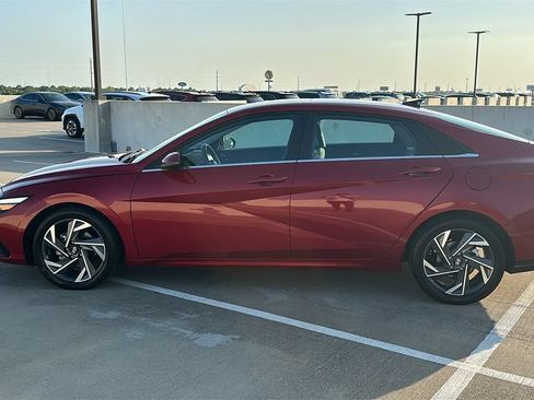 Used 2025 Hyundai Elantra Limited FWD image 10