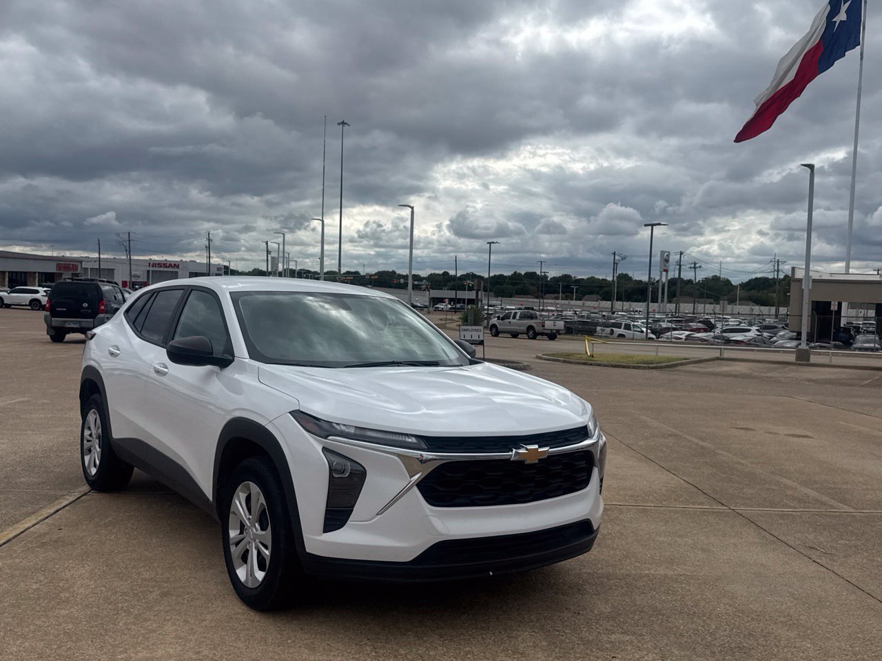 Used 2025 Chevrolet Trax LS FWD image 2