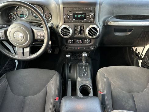 Used 2018 Jeep Wrangler Unlimited Sahara w/ Connectivity Group image 13