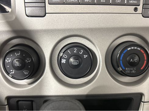 Used 2009 Pontiac Vibe w/ Preferred Package image 28