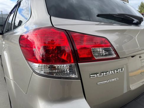 Used 2014 Subaru Outback 2.5i Premium w/ Moonroof Package AWD/4WD image 9