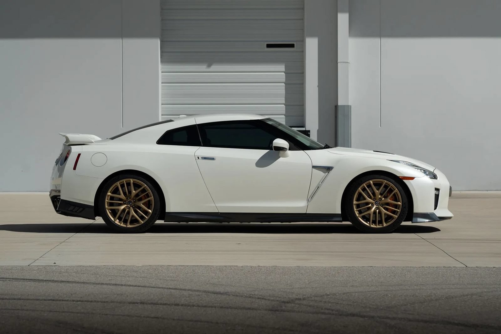 Used 2017 Nissan GT-R Premium w/ Premium Interior Package AWD/4WD image 19