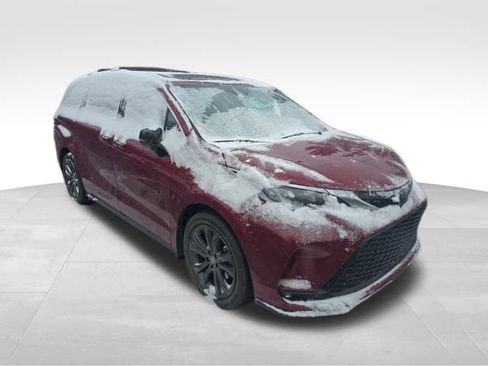 Used 2024 Toyota Sienna XSE w/ XSE Premium Package image 9