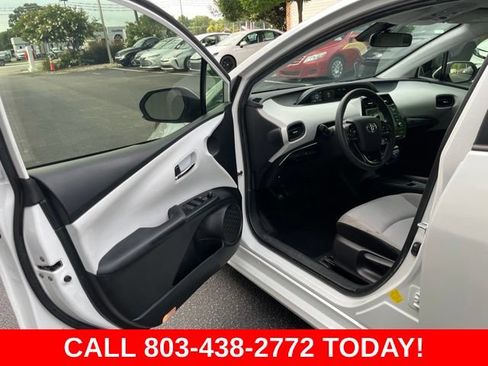 Used 2021 Toyota Prius L Eco FWD image 4