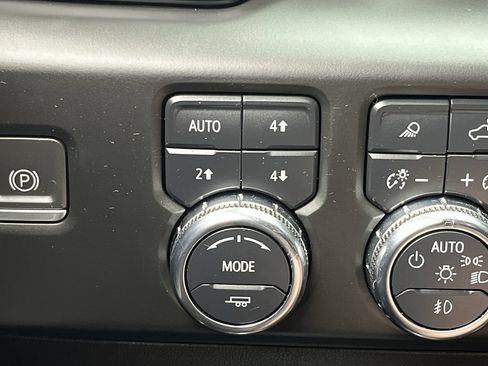 Used 2023 GMC Sierra 1500 AT4 w/ Technology Package AWD/4WD image 17
