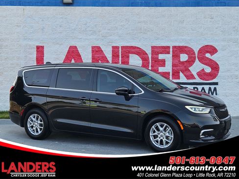 Used 2023 Chrysler Pacifica Touring-L FWD image 1