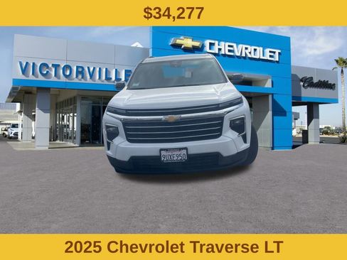 Used 2025 Chevrolet Traverse LT image 2