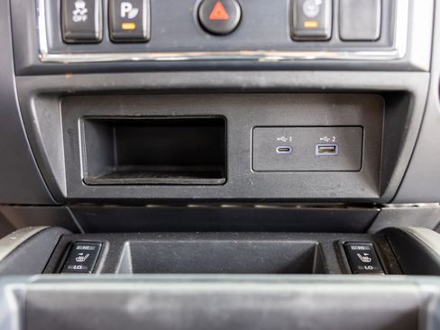 Used 2022 Nissan Titan SV w/ SV Convenience Package image 28