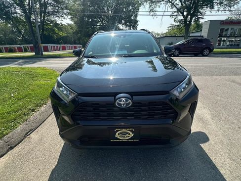 Used 2020 Toyota RAV4 LE AWD/4WD image 2