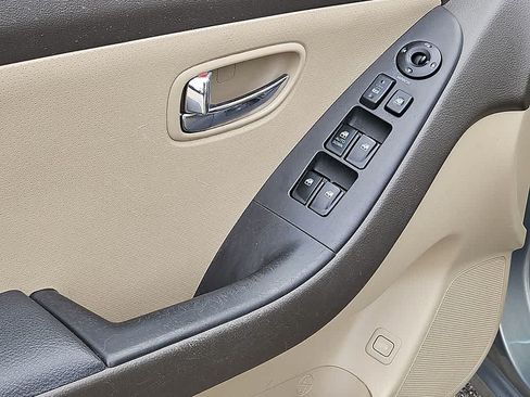 Used 2010 Hyundai Elantra GLS FWD image 12