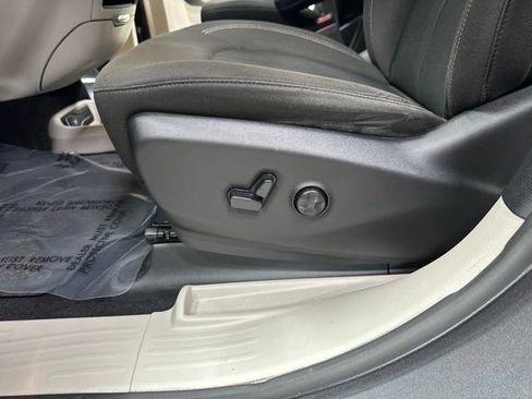 Used 2020 Chrysler Voyager LX FWD image 5