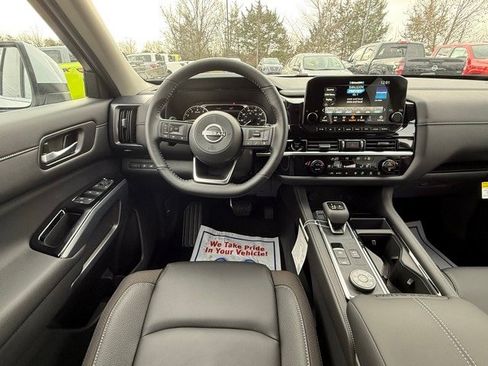 New 2025 Nissan Pathfinder SL w/ Black Appearance Package image 22