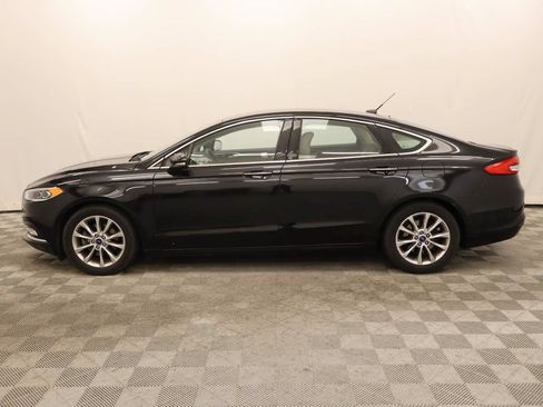 Used 2017 Ford Fusion SE w/ Fusion SE Technology Package FWD image 2
