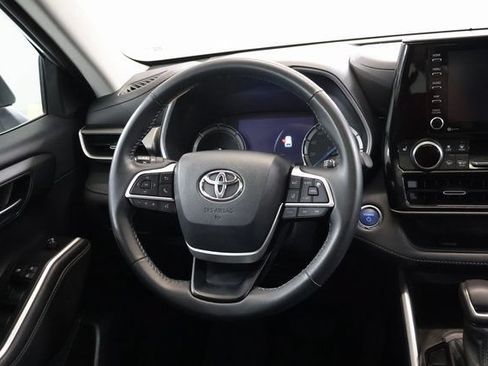 Used 2022 Toyota Highlander XLE AWD/4WD image 17