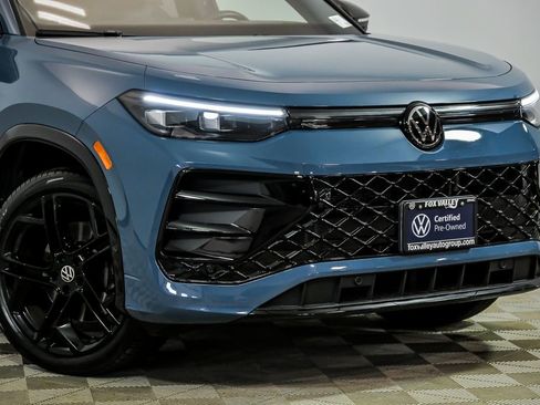 Certified 2025 Volkswagen Tiguan SE R-Line AWD/4WD image 2