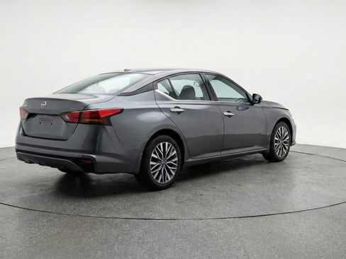 Used 2025 Nissan Altima 2.5 SV FWD image 9