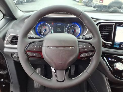 New 2027 Chrysler Pacifica Limited AWD/4WD image 11