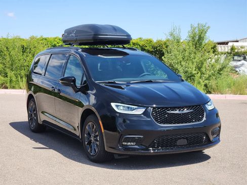 New 2025 Chrysler Pacifica Select w/ Fav Edition Package image 3