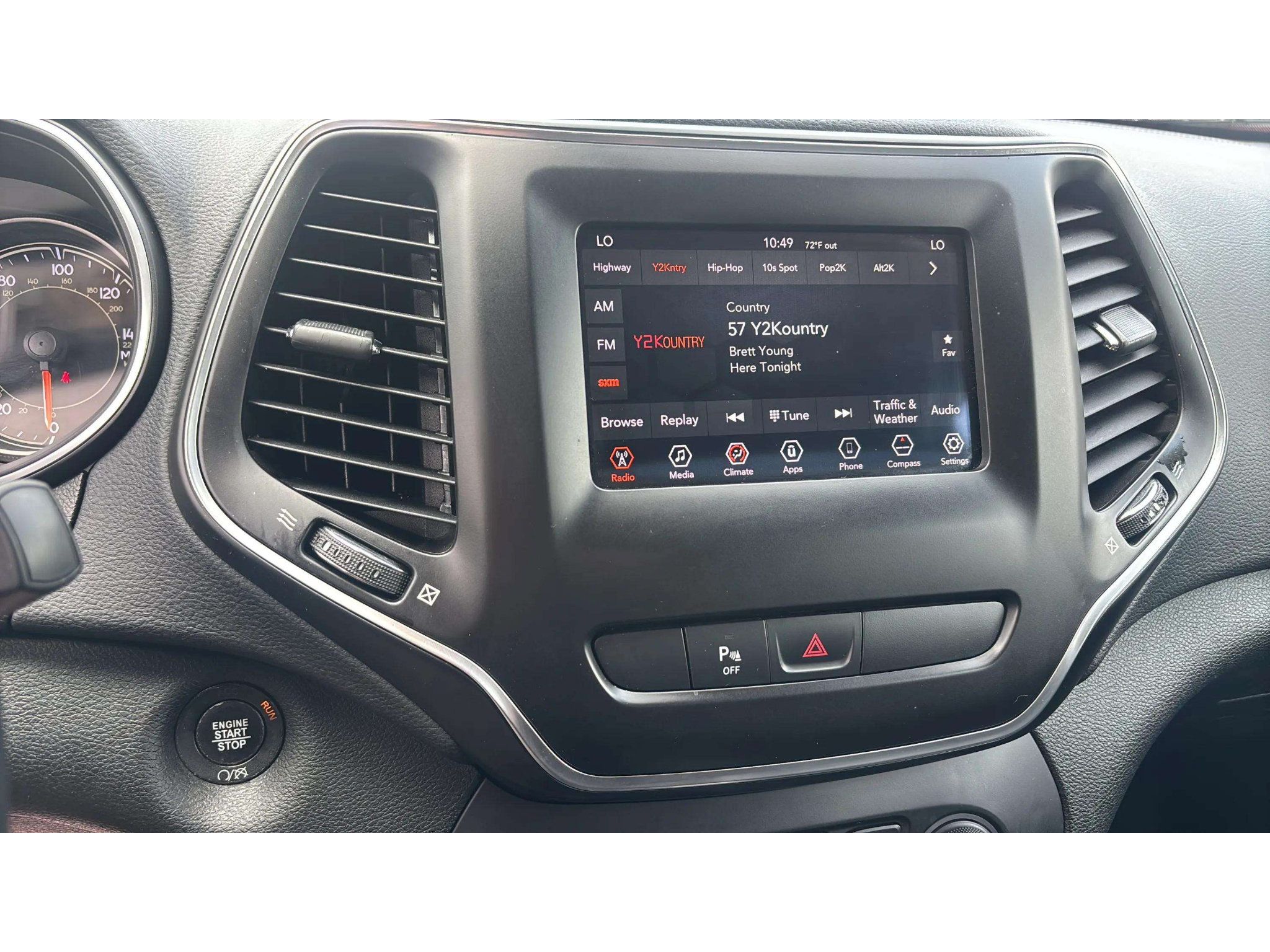 Used 2019 Jeep Cherokee Latitude Plus w/ Comfort/Convenience Group AWD/4WD image 16