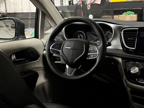 Used 2022 Chrysler Pacifica Touring-L image 28