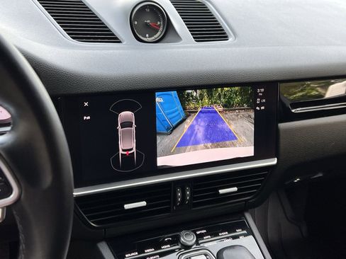 Used 2022 Porsche Cayenne image 17