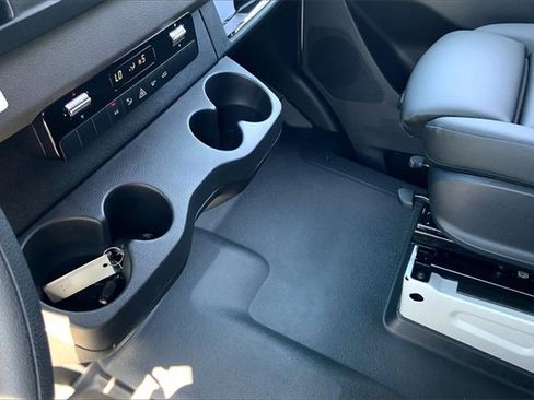 Used 2024 Mercedes-Benz Sprinter 2500 image 12