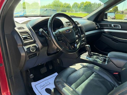 Used 2017 Ford Explorer XLT w/ Equipment Group 202A AWD/4WD image 14
