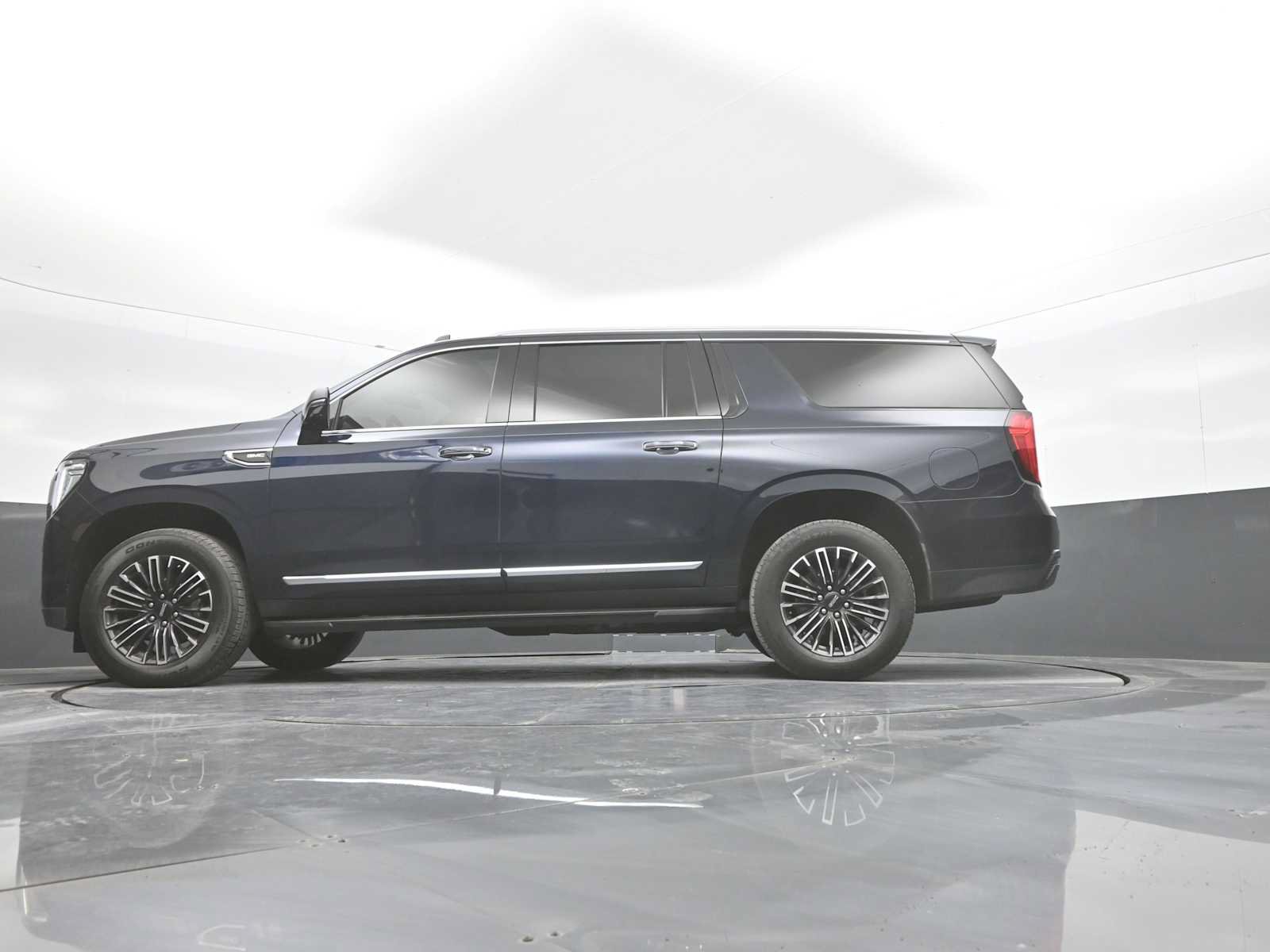 Used 2024 GMC Yukon XL SLT w/ SLT Luxury Package AWD/4WD image 50