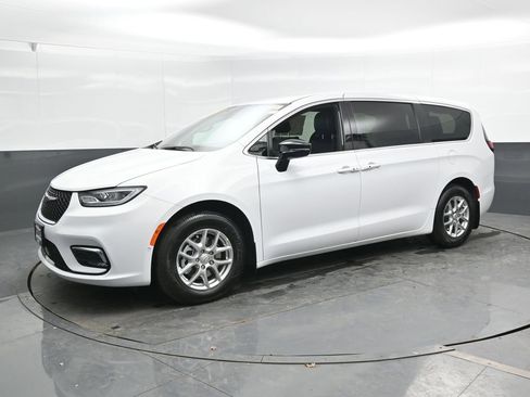 New 2026 Chrysler Pacifica Select FWD image 6