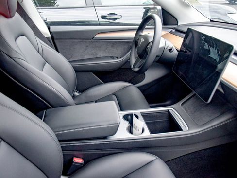 Used 2023 Tesla Model Y AWD image 18