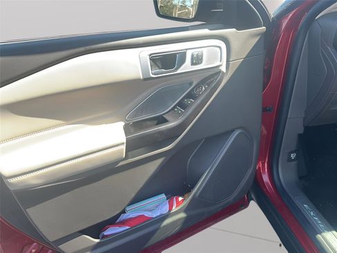 Used 2020 Ford Explorer Platinum w/ Premium Technology Package image 17