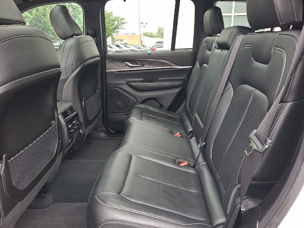 Used 2025 Jeep Grand Cherokee Limited w/ Luxury Tech Group II AWD/4WD image 13