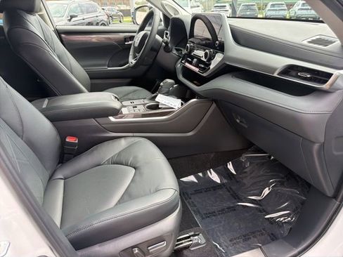New 2026 Toyota Highlander Platinum AWD/4WD image 33
