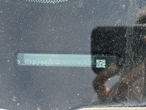 Used 2019 Toyota C-HR XLE image 3